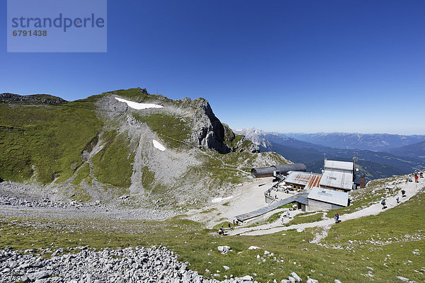 Naturinformationszentrum Bergwelt Karwendel im Fernrohr und Bergstation der Karwendelbahn  links Nördliche Linderspitze und Karwendelgrube  Mittenwald  Karwendelgebirge  Oberbayern  Bayern  Deutschland  Europa  ÖffentlicherGrund