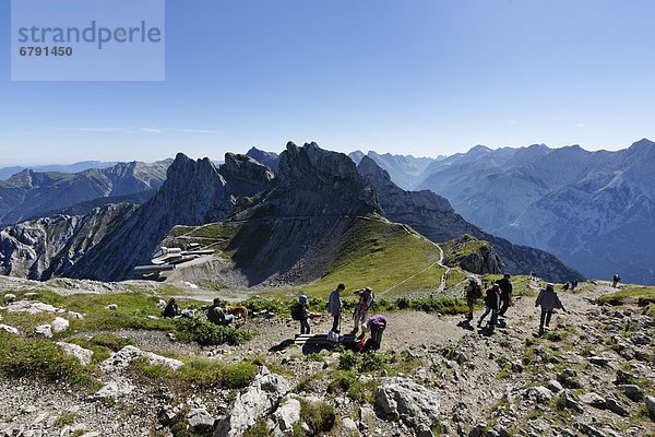 Passamani-Rundweg um Karwendelgrube  Bergstation der Karwendelbahn und Westliche Karwendelspitze  Blick von Nördliche Linderspitze  Karwendel  Karwendelgebirge  Oberbayern  Bayern  Deutschland  Europa