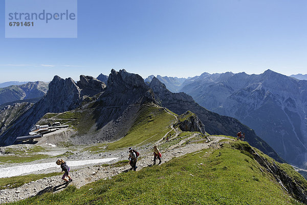 Passamani-Rundweg um Karwendelgrube  Bergstation der Karwendelbahn und Westliche Karwendelspitze  Blick von Nördliche Linderspitze  Karwendel  Karwendelgebirge  Oberbayern  Bayern  Deutschland  Europa