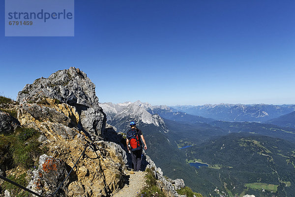 Wanderer  Nördliche Linderspitze  Mittenwalder Höhenweg  Karwendel  Karwendelgebirge  Oberbayern  Bayern  Deutschland  Europa