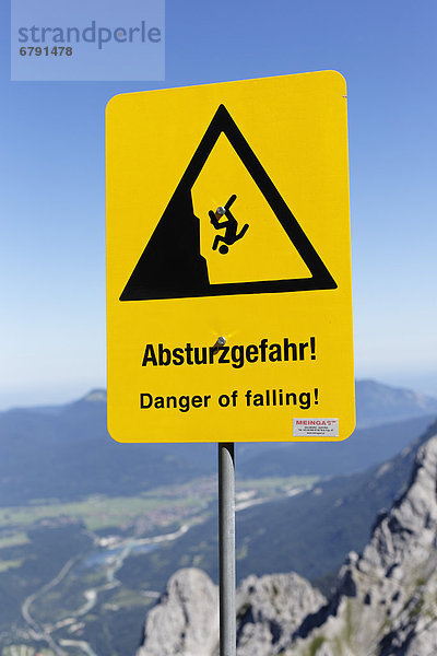 'Warnschild ''Absturzgefahr''  Mittenwald  Karwendel  Karwendelgebirge  Oberbayern  Bayern  Deutschland  Europa'