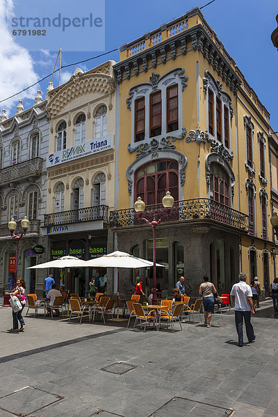 Cafe  alte Gebäude  Einkaufsstraße  Calle Tirana  Altstadt Las Palmas  Las Palmas de Gran Canaria  Gran Canaria  Kanarische Inseln  Spanien  Europa