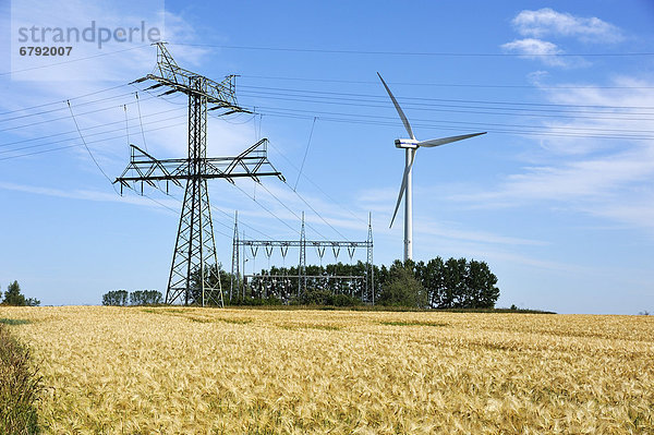 Windturbine Windrad Windräder Europa Stange Feld Fokus auf den Vordergrund Fokus auf dem Vordergrund Gerste Deutschland Stärke reif Mecklenburg-Vorpommern
