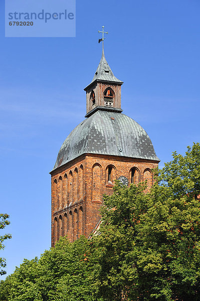 Turm der St.-Marien-Kirche  ursprünglich ein Backsteinbau aus dem 13. Jhd.  Turmerneuerung 1819  Ribnitz-Dammgarten  Mecklenburg-Vorpommern  Deutschland  Europa