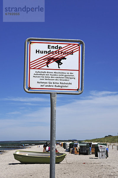 'Hinweisschild ''Ende Hundestrand'' am Strand von Ahrenshoop gegen blauen Himmel  Darß  Mecklenburg-Vorpommern  Deutschland  Europa'