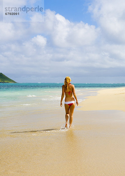Hawaii  Oahu  Lanikai  Bikini bekleideten Mädchen Wandern am Strand  Anzeigen von hinten.