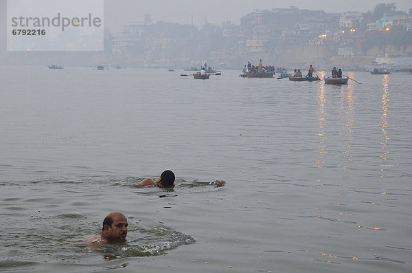 Indische Schwimmer in der Morgendämmerung am Ganges  Varanasi  Uttar Pradesh  Indien  Asien