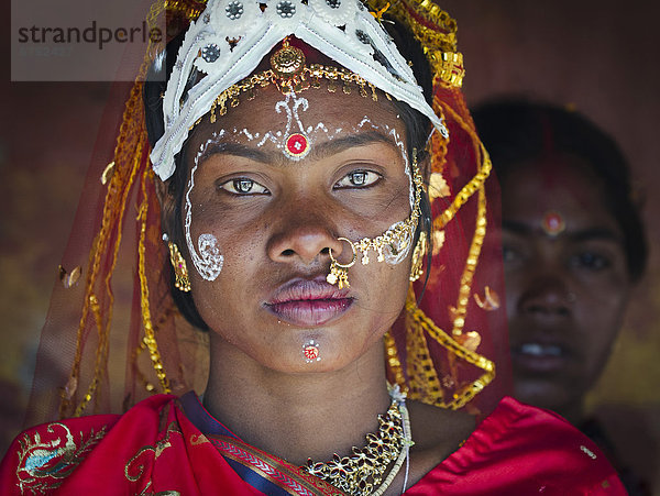 Traditionell geschmückte Braut  bei Bankura  Westbengalen oder West Bengalen  Ostindien  Indien  Asien