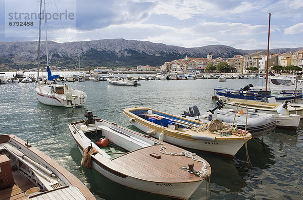 Boote im Hafen von Baska  Insel Krk  Adria  Kvarner-Bucht  Kroatien  Europa