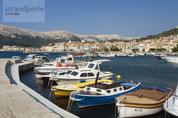 Boote im Hafen von Baska  Insel Krk  Adria  Kvarner-Bucht  Kroatien  Europa