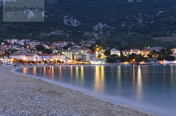 Strand und Ort Baska bei Nacht  Insel Krk  Adria  Kvarner-Bucht  Kroatien  Europa