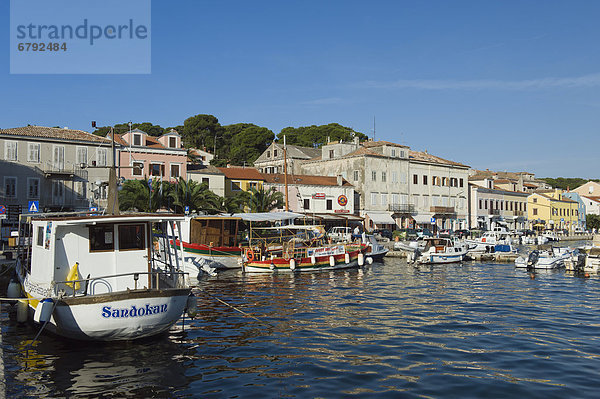 Boote im Hafen von Mali Losinj  Insel Losinj  Adria  Kvarner-Bucht  Kroatien  Europa