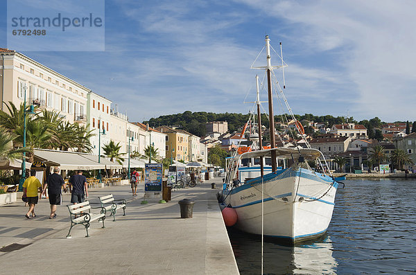 Boote an der Hafenpromenade von Mali Losinj  Insel Losinj  Adria  Kvarner-Bucht  Kroatien  Europa