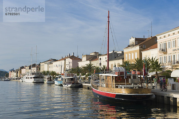 Boote an der Hafenpromenade von Mali Losinj  Insel Losinj  Adria  Kvarner-Bucht  Kroatien  Europa