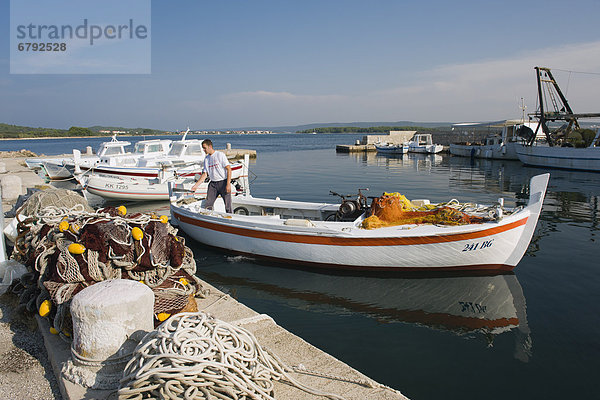 Fischer im Fischerboot im Hafen von Kraj  Insel Pasman  Adria  Zadar  Dalmatien  Kroatien  Europa