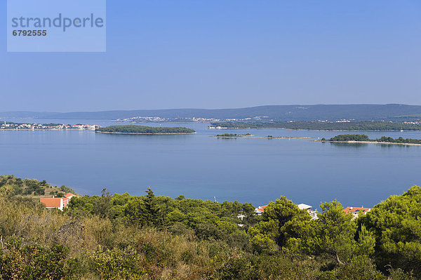 Blick über die Inseln in der Bucht von Tkon  Insel Pasman  Adria  Zadar  Dalmatien  Kroatien  Europa