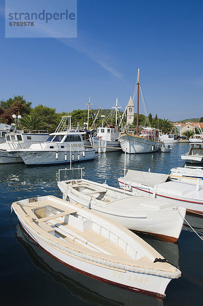 Boote im Hafen von Kukljica  Insel Ugljan  Adria  Zadar  Dalmatien  Kroatien  Europa