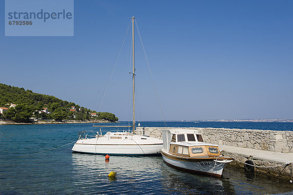 Boote vor Punta Zelena bei Kukljica  Insel Ugljan  Adria  Zadar  Dalmatien  Kroatien  Europa