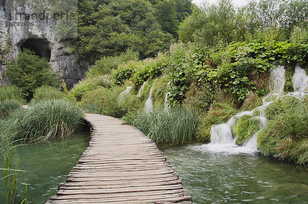 Steg und Wasserfall im Nationalpark Plitvicer Seen  Unesco Weltnaturerbe  Plitvicka Jezera  Lika-Senj  Kroatien  Europa