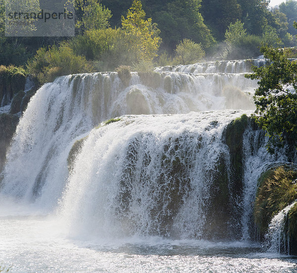 Wasserfall im Krka Nationalpark  Skradin  Sibenik-Knin  Dalmatien  Kroatien  Europa