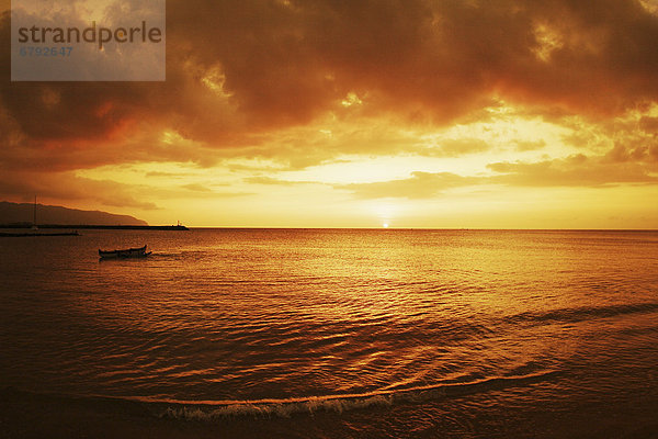 Hawaii Oahu  North Shore  schöne Sonnenuntergang über dem Ozean.