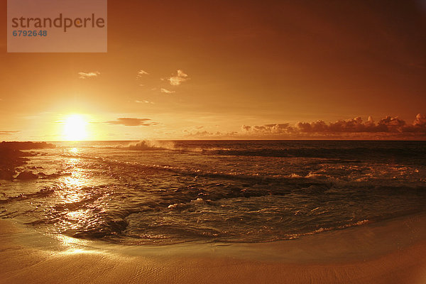 Hawaii Oahu  North Shore  schöne Sonnenuntergang über dem Ozean.