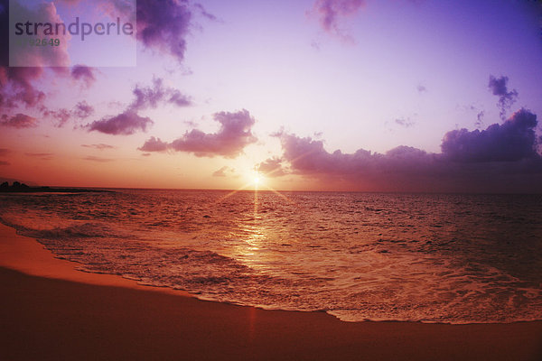 Hawaii Oahu  North Shore  schöne Sonnenuntergang über dem Ozean.