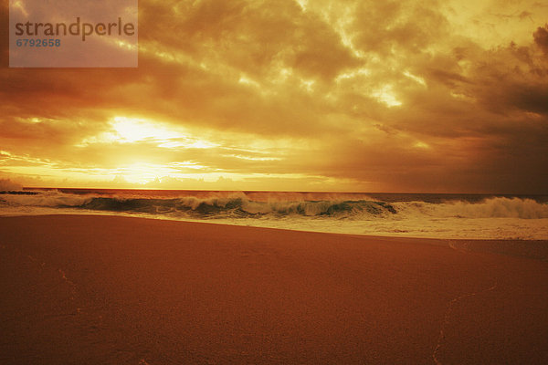 Hawaii Oahu  North Shore  schöne Sonnenuntergang über dem Ozean.