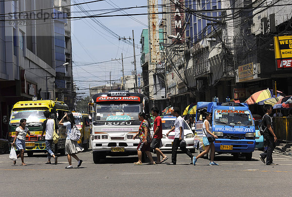 Jeepneys und Fußgänger  Cebu  Philippinen  Südostasien