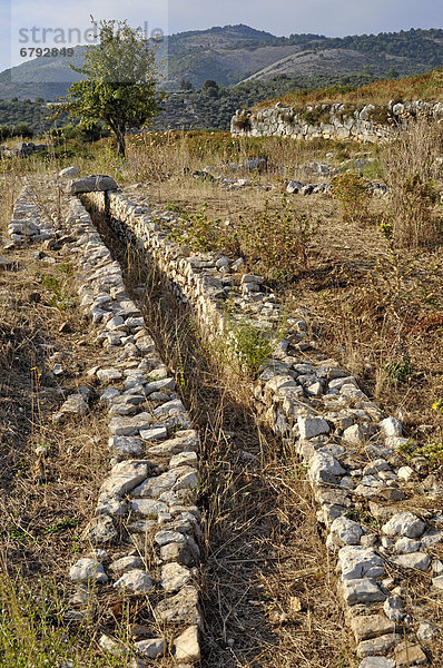 Einstige Wasserleitung im Ausgrabungsgelände der antiken römischen Stadt Norba  4. Jh. v. Chr.  bei Norma  Lepinische Berge  Monti Lepini  Latium  Italien  Europa