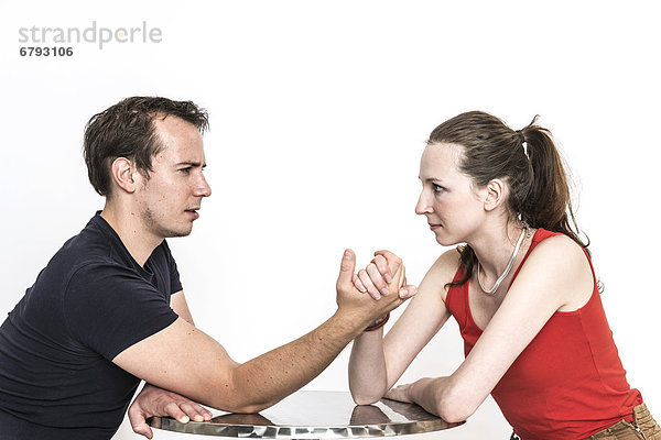 Mann und Frau beim Armdrücken  Frau gewinnt  Symbolbild Geschlechterkampf