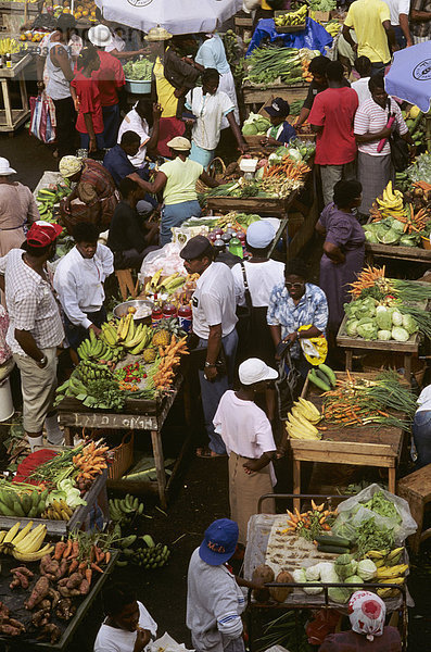 Farbaufnahme  Farbe  Mensch  Menschen  Frucht  Gemüse  Menschenmenge  Karibik  Erhöhte Ansicht  Aufsicht  Grenada  Hauptstadt  Markt