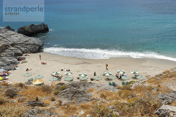 Bade-Bucht  Sandstrand  Sonnenschirme  Strand Damnoni Beach  bei Plakias  Kreta  Libysches Meer  Griechenland  Europa