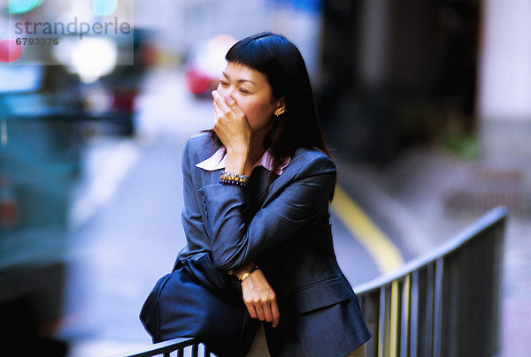 Frau  lachen  chinesisch  jung  Business  Hongkong  Straßenrand