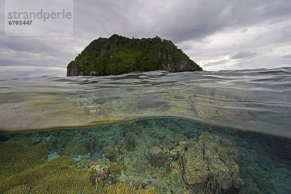 Das Unbekannte  über  Meer  Mittelpunkt  Ansicht  Trennung  Insel  Bandasee  unterhalb  Indonesien  Riff