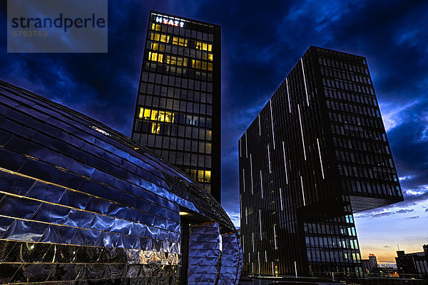 Hyatt Regency Hotel zur blauen Stunde  Medienhafen  Düsseldorf  Nordrhein-Westfalen  Deutschland  Europa