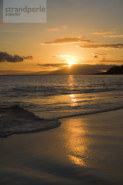 Hawaii  Maui  Makena State Park  Oneloa oder Big Beach  Wasser Läppen auf Ufer bei Sonnenuntergang.