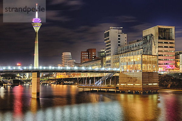 Medienhafen mit Skyline zur blauen Stunde  Medienhafen  Düsseldorf  Nordrhein-Westfalen  Deutschland  Europa