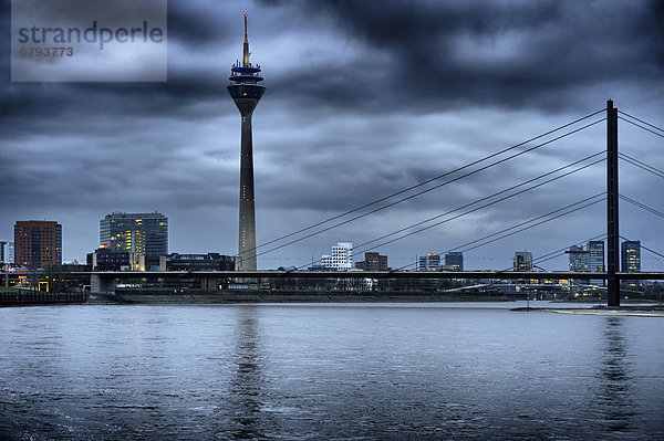 Rheinturm mit Rhein und Skyline zur blauen Stunde  Medienhafen  Düsseldorf  Nordrhein-Westfalen  Deutschland  Europa