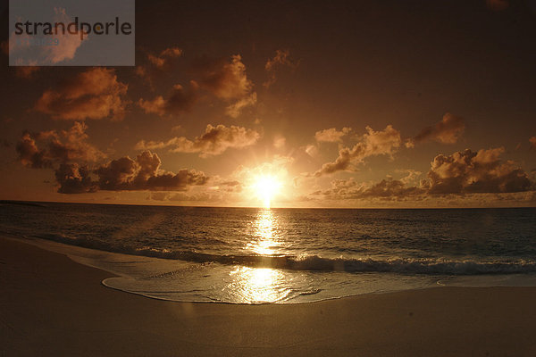 Spülbecken niedrig Helligkeit Himmel Ozean Spiegelung Hawaii North Shore Oahu Sonne