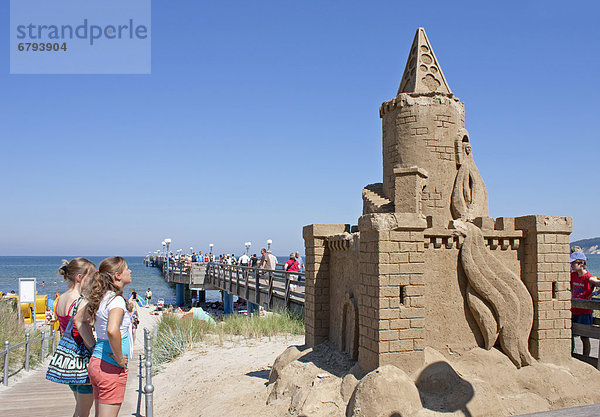Sandskulptur vor der Seebrücke  Binz  Insel Rügen  Mecklenburg-Vorpommern  Deutschland  Europa