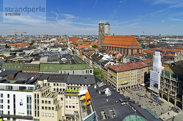 Blick vom Alten Peter über die Dächer von München mit der Frauenkirche rechts  Oberbayern  Bayern  Deutschland  Europa