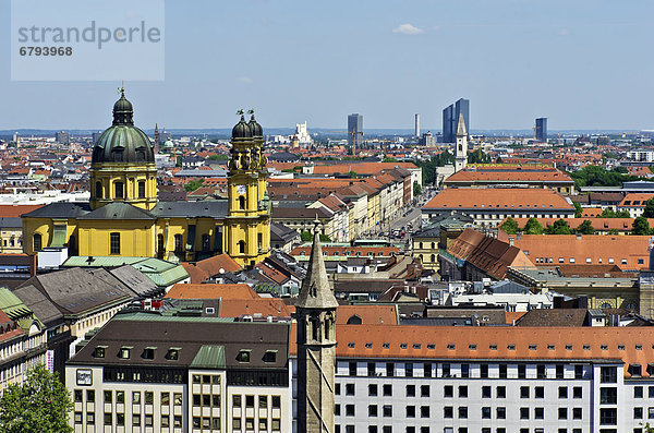 Blick vom Alten Peter über die Dächer von München mit der Theatinerkirche links  Oberbayern  Bayern  Deutschland  Europa