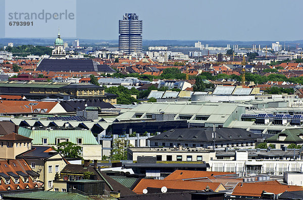 Blick vom Alten Peter über die Dächer von München auf Firmenzentrale des Automobilherstellers BMW und den Fernsehturm  München  Bayern  Deutschland  Europa