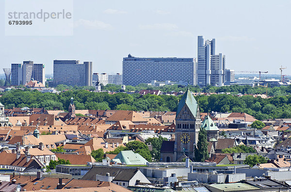 Blick vom Alten Peter über die Dächer von München auf den Gebäudekomplex am Effnerplatz  München  Bayern  Deutschland  Europa