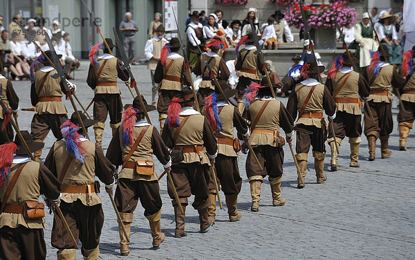 Darsteller in historischen Kostümen gehen bei den Wallensteinfestspielen über den Marktplatz von Memmingen  Bayern  Deutschland  Europa