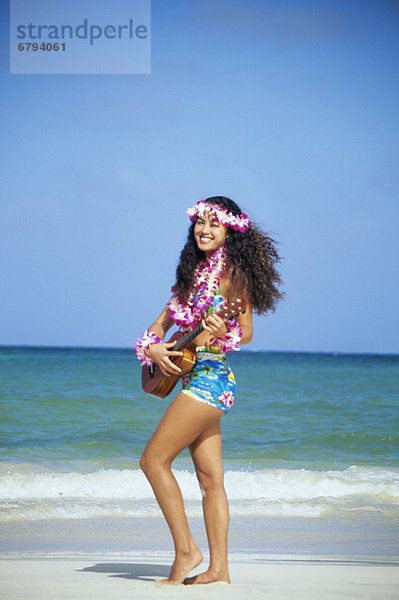 nahe  Strand  Ozean  Küste  weiß  Sand  Ukulele  Mädchen  hawaiianisch  spielen
