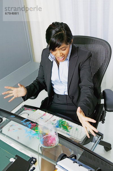 sitzend  Geschäftsfrau  Computer  Schreibtisch  über  verschütten  Büro  Büroklammer