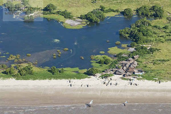 Fischerdorf an einer Lagune und Strand  Luftaufnahme  Pwani Region  Tansania  Afrika