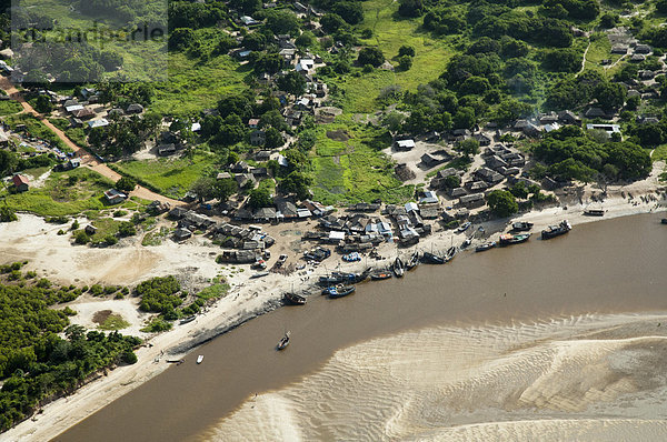 Fischerdorf an einer Flussbiegung  Luftaufnahme Pwani Region  Tansania  Afrika